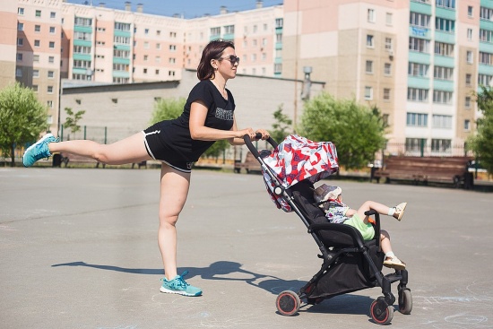 Фитнес в декрете: 10 простых упражнений для мам, чтобы быстро подтянуть фигуру