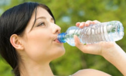 Почему не нужно выпивать 8 стаканов воды в день