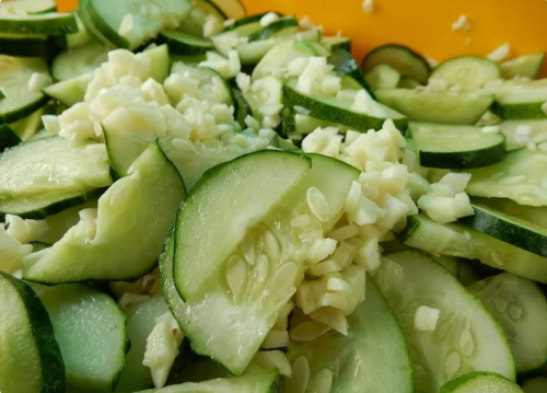 Салат из огурцов с сыром — вкусный рецепт