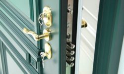 Как работает дверной замок: основные принципы и устройство